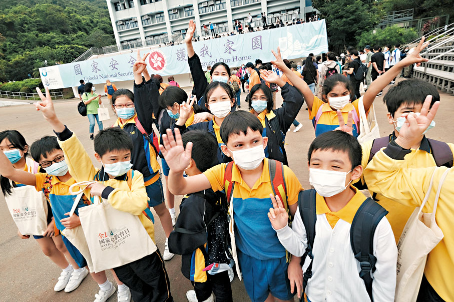 ●特區政府積極宣傳國安法。圖為有學生早前在「全民國家安全教育日」參觀香港警察學院。 資料圖片