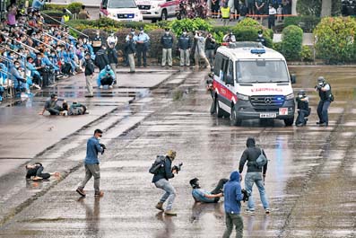 ●警隊過去一年依法拘捕多名國安疑犯，有效制止及打擊危害國安的行為和活動。圖為警員在「全民國家安全教育日」進行反恐演習。 資料圖片