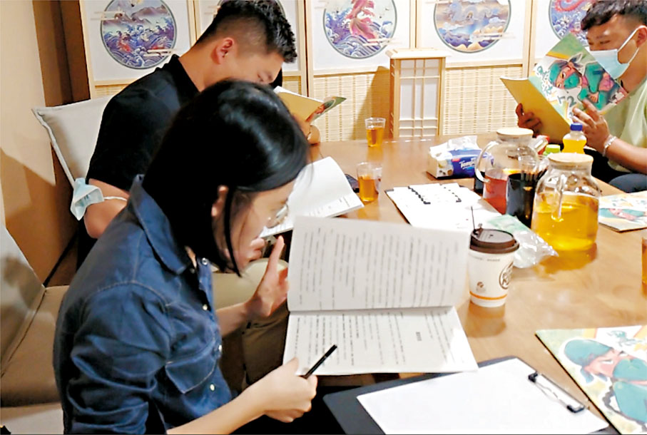 ● 拿到劇本後，玩家開始研究各種線索和人物關係。香港文匯報記者黃寶儀  攝