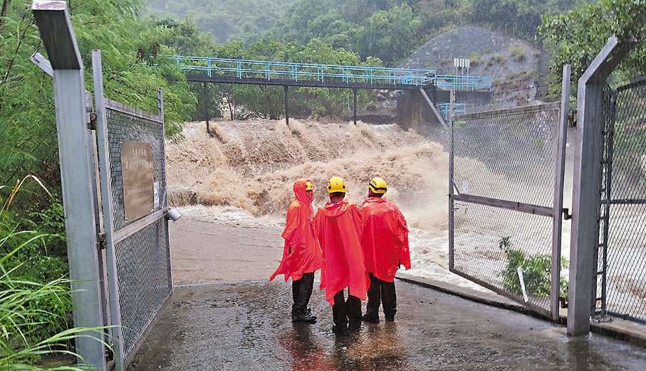 救援人員到場因集水區水勢洶湧，消防潛水員一度無法落水搜索。香港文匯報記者  攝