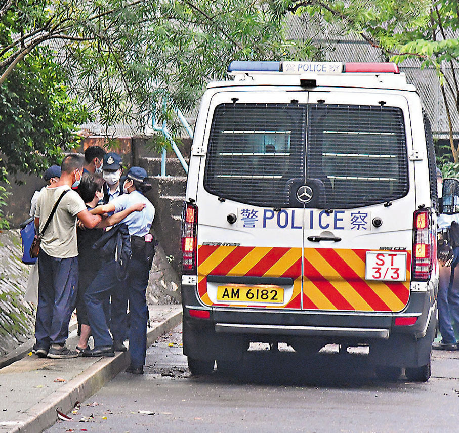● 死者家屬得悉噩耗後情緒激動。香港文匯報記者  攝