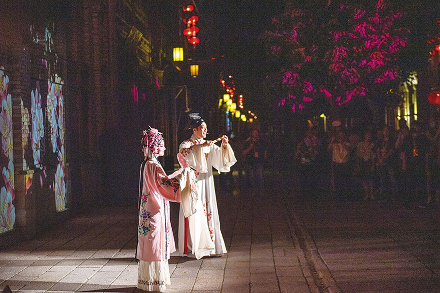 ●三坊七巷沉浸式演出採用聲光電等多媒體技術，結合閩劇表演、非遺展示等手法，共分為八個篇章。