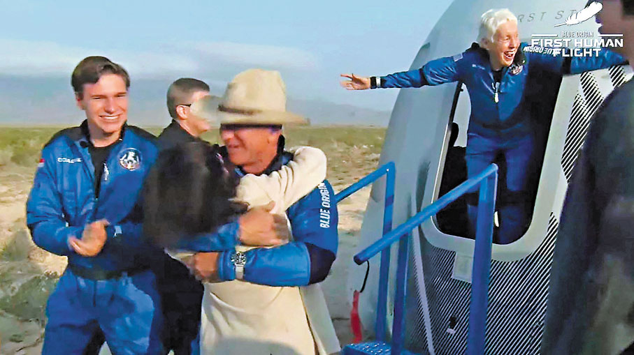 ● 芬克步出太空艙時張臂歡呼。 法新社