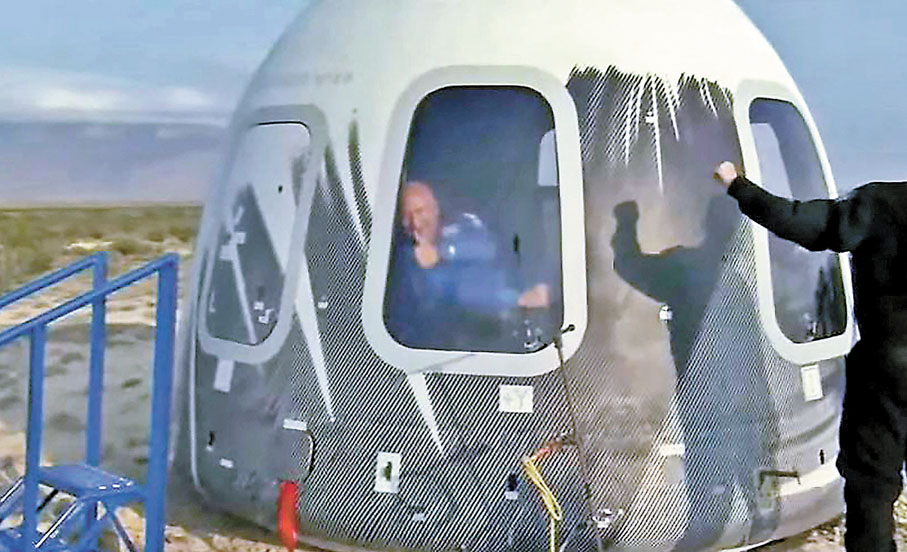 ● 貝索斯降落後對着鏡頭豎起拇指。法新社