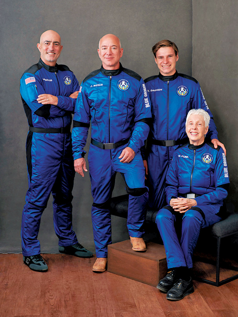 ● 左起馬克、貝索斯、18歲荷蘭少年德門，以及前女太空人芬克參與今次飛行。 路透社