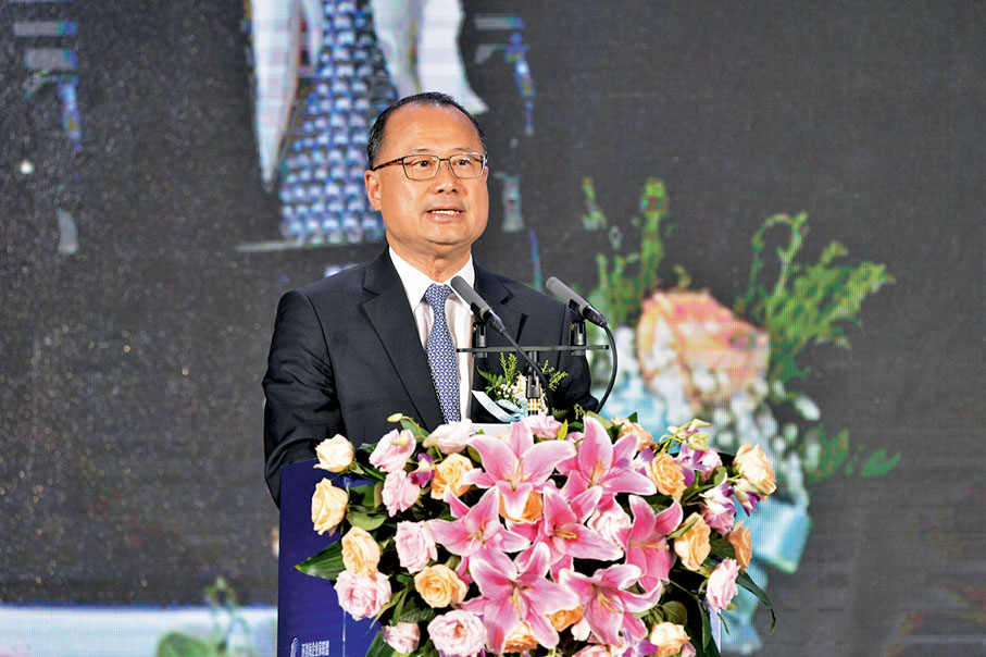 ● 環渤海企業家聯盟揭牌儀式在天津舉行。蔡冠深指出，聯盟會成為會員企業與各級各地政府、高校、科研機構、團體、市場的橋樑。 記者張聰  攝