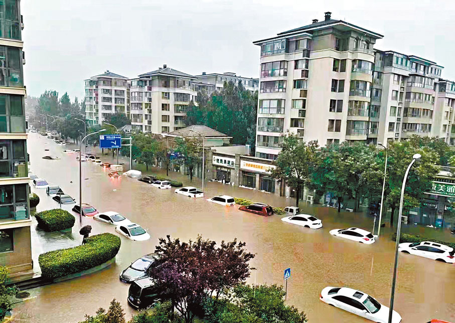 ●華北地區降雨量比往年同期偏多五成至八成。11日至12日，京津冀地區出現華北入汛以來最強降雨。圖為北京街道成河。 網上圖片