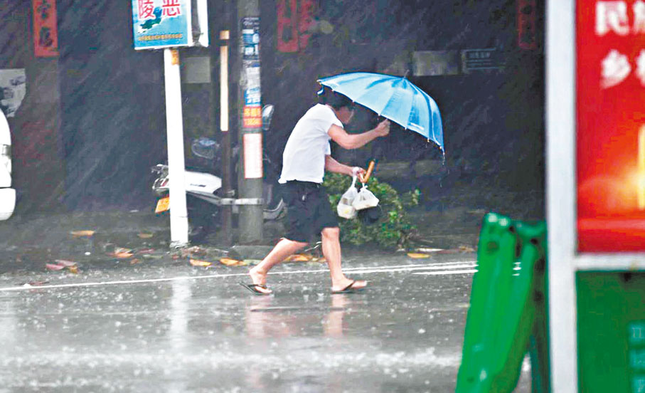 ●受「查帕卡」環流影響，粵西地區、珠三角南部出現了大雨到暴雨，局部大暴雨。圖為廣東陽江出現強降雨。 網上圖片
