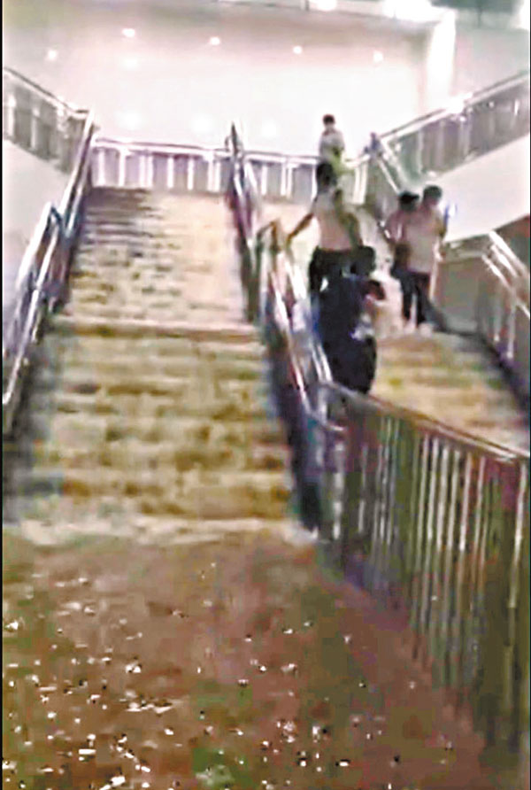 ● 北京連日暴雨，地鐵站雨水倒灌成河。 視頻截圖