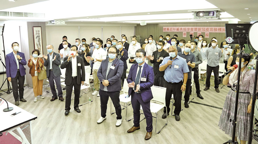 ● 江達可帶頭齊唱《沒有共產黨就沒有新中國》，藉此向中國共產黨百年華誕獻禮。