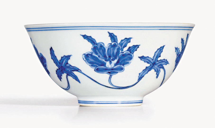 ●明成化青花纏枝秋葵紋宮盌。圖片來源：香港蘇富比