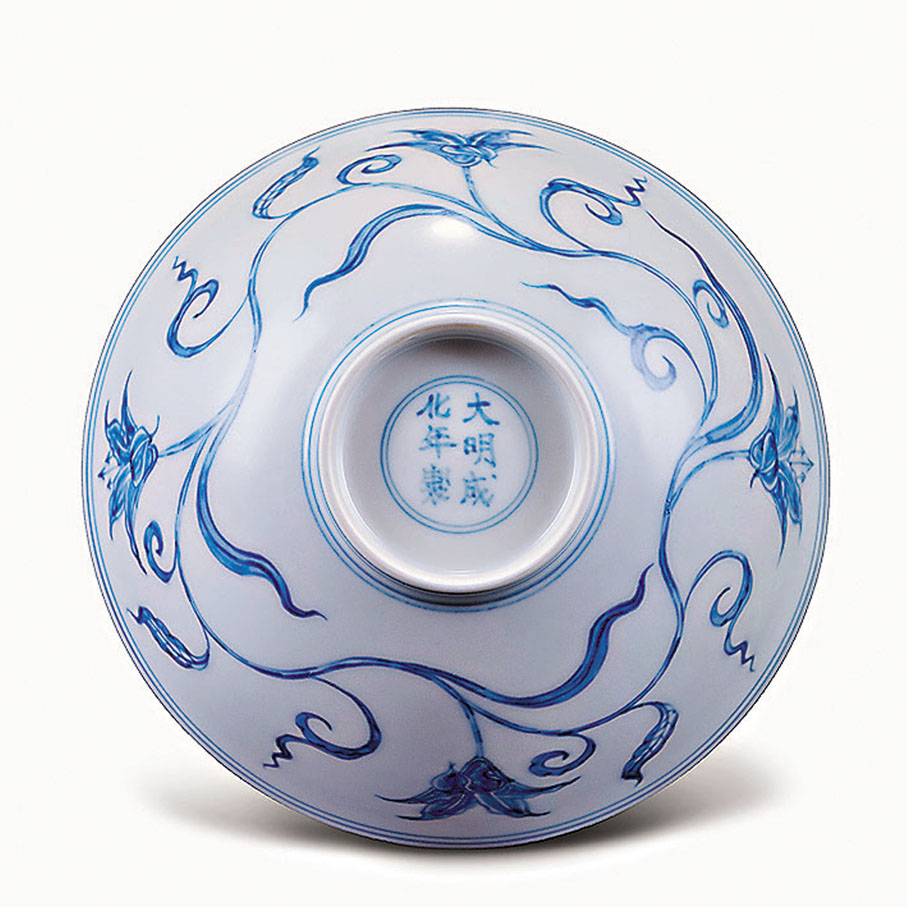 ●明成化青花纏枝百合花卉紋盌-外
