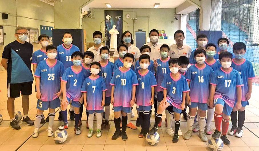 ● 張玥帶領西區少年警訊足球隊員開展足球訓練，為社區孩子們帶來健康和正能量。