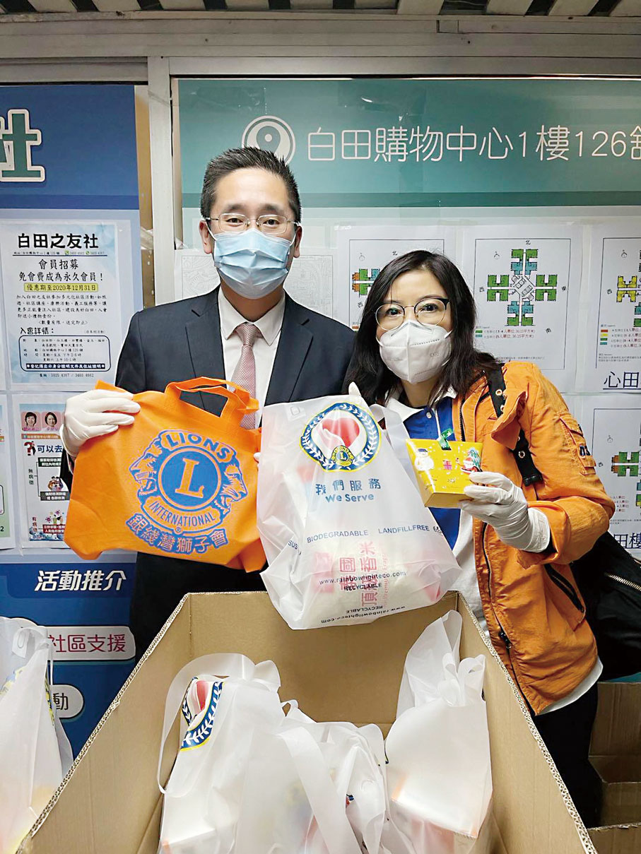 ● 陳雅輝代表國際獅子總會中國港澳第三分區向基層人士捐贈抗疫物資，圖為與商務及經濟發展局副局長陳百里合照。
