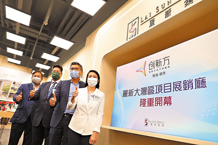 ●林顥伊(右一)稱,今次將推出100伙「創新方」在港發售。左一為潘銳民。香港文匯報記者 攝