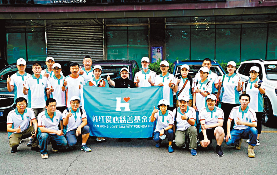 ●韓紅帶隊出發前往鄭州，河南籍藝人王一博也作為明星志願者一同前往。