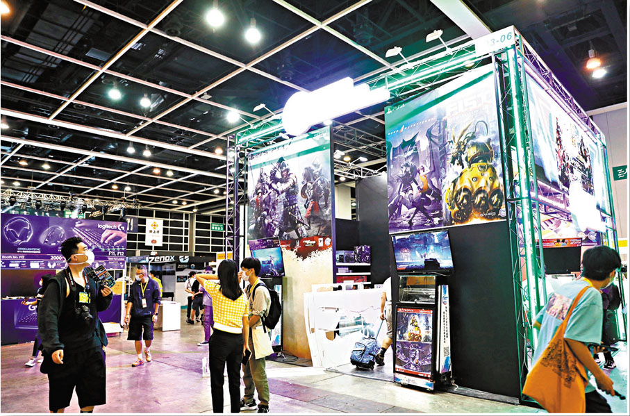 參展商布置攤位，為開幕做好準備。 香港文匯報記者  攝