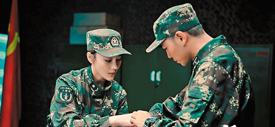 ●張馨予（左）飾演心理醫生黃文。