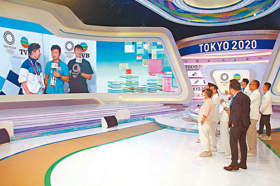 ●眾人進行拜神儀式，祈求未來直播節目一切順利！