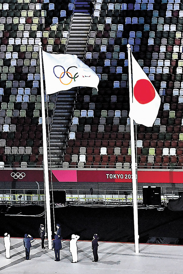 ●國際奧委會會旗（左）與東道主國旗緩緩升起。法新社