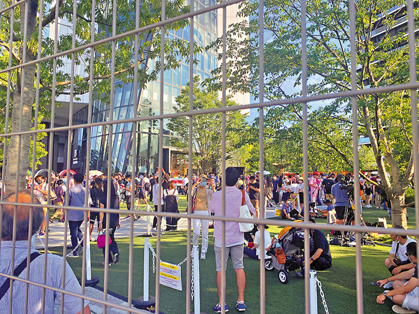 ●場館外聚集了希望感受奧運氣氛的日本市民。記者郭正謙東京傳真