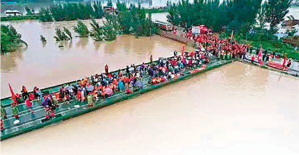 ●動力舟橋轉移受困群眾。 香港文匯報河南傳真