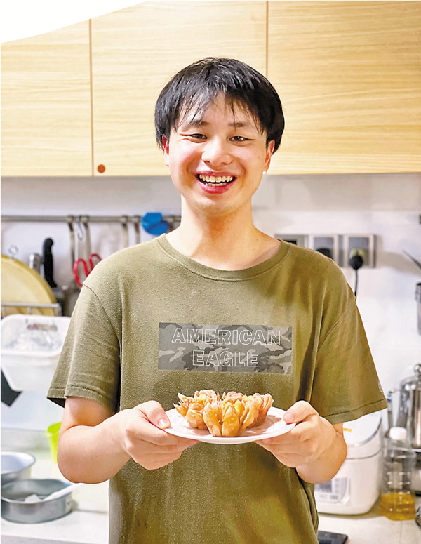 ●在深港青陳鳳文在B站拍視頻做美食。圖為他展示自己做的荷花酥。  香港文匯報記者胡永愛  攝