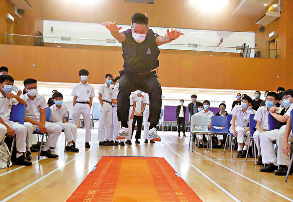 ●香港田徑運動員高澔塱示範跳遠動作。