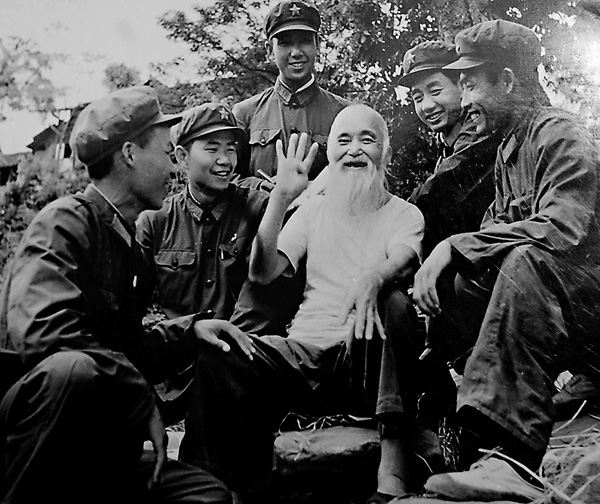 ●老紅軍何木林向到訪的解放軍官兵講述紅軍故事。