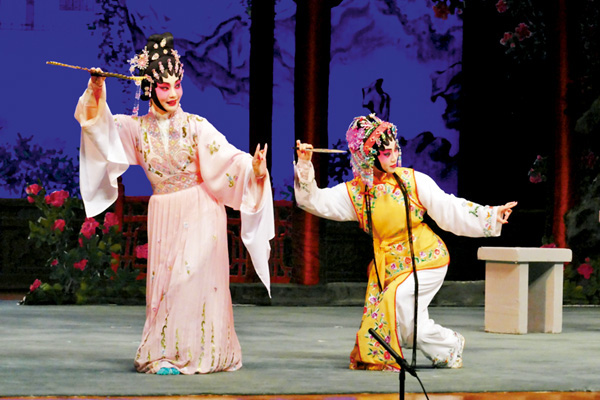 ●「聲輝」學員黃安晴飾杜麗娘與區曉飾的春香表演雙人扇子舞。