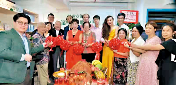 ●福然堂於九龍灣總部開幕時，各加盟夥伴到賀。