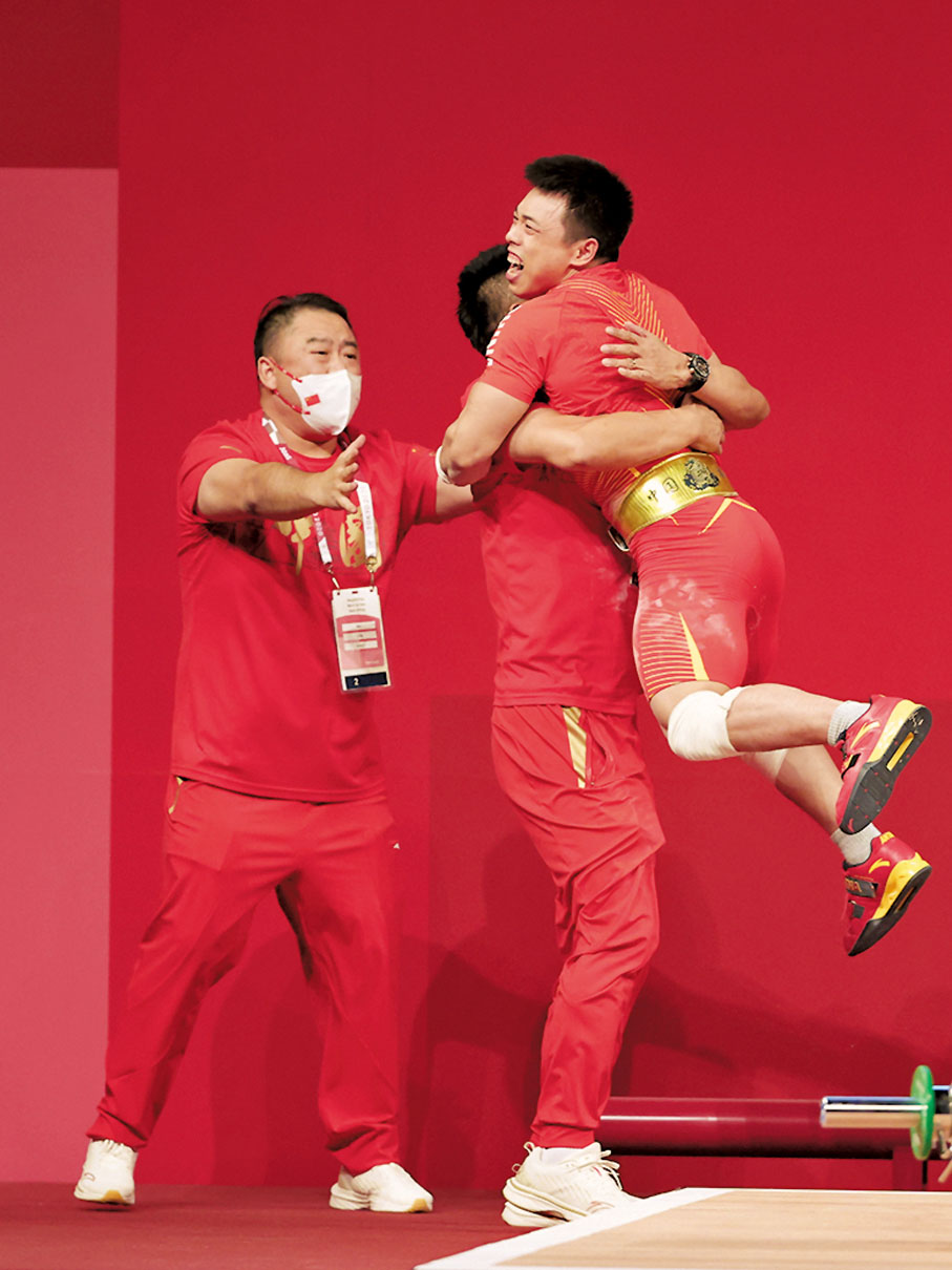 ●諶利軍在奪冠後和教練擁抱慶祝。 新華社
