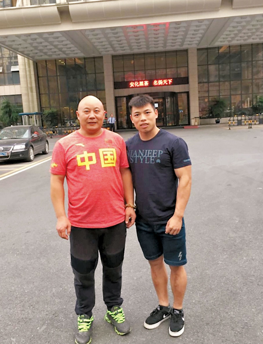 ●諶利軍與啟蒙教練蔣益龍（左）合影。受訪者供圖