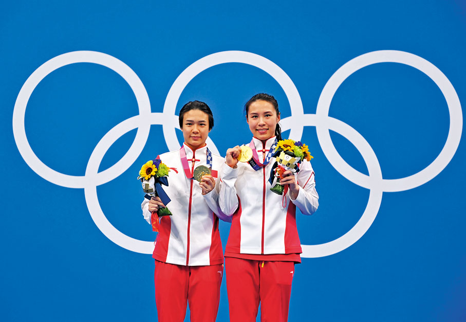 ●施廷懋(左)與王涵贏得今屆跳水項目首面金牌。  新華社