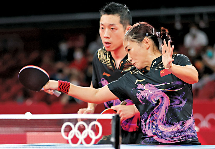 ● 許昕和劉詩雯(前)在準決賽大勝4：0。  新華社