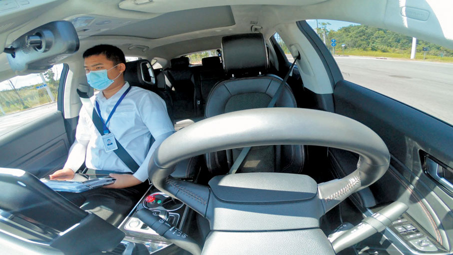 ●RoboTaxi上安排了一位安全員，但在行駛中並未介入車輛的操作。圖為出租車內景。 受訪者供圖