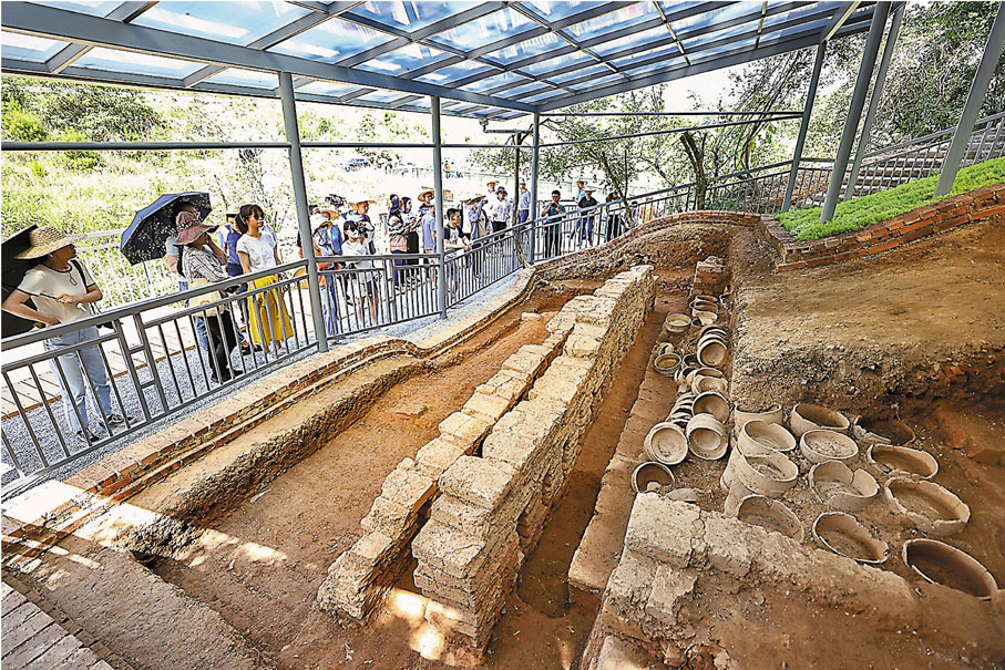 ●正是受益於宋元泉州海洋貿易的繁榮，德化迅速崛起。圖為早前福建泉州德化尾林-內阪址吸引參觀者。  中新社