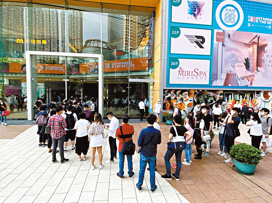 ● 屯門新盤上嵐推出79伙作首輪銷售。昨早現場出現人龍。香港文匯報記者顏倫樂 攝