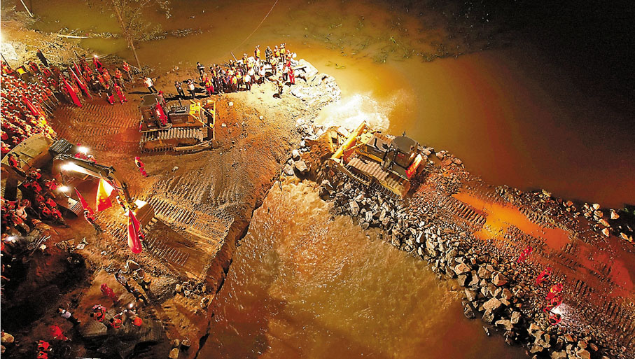 ● 經過救援搶險人員70多個小時的持續奮戰，衛河彭村段決口於26日2時27分成功封堵。   新華社