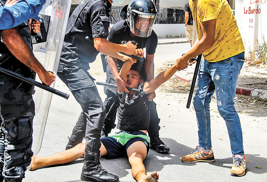 ● 警方拘捕示威者。 路透社