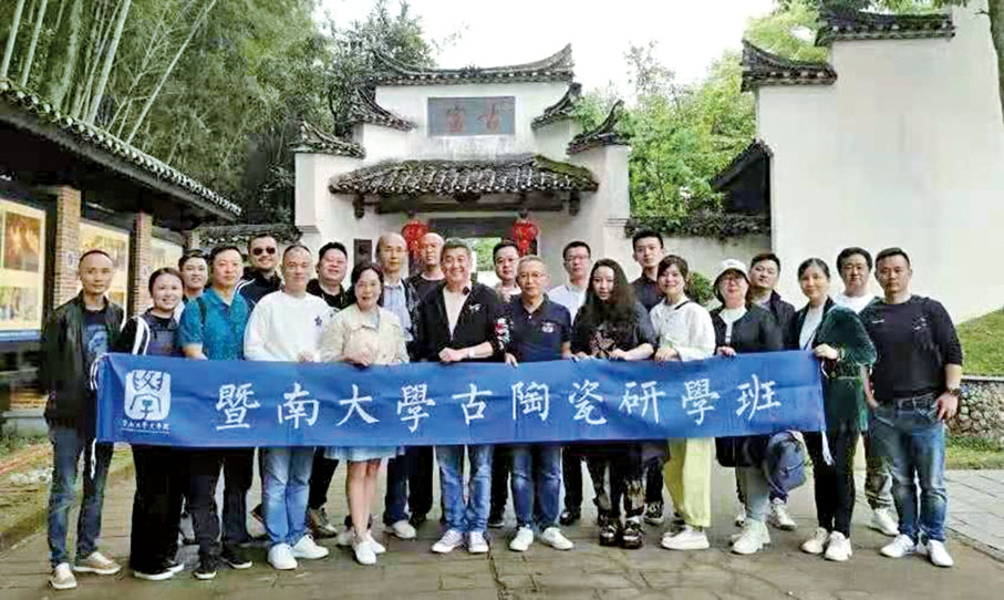 ■暨大古陶瓷研學班第2期課程遊學景德鎮，參觀古窯時合影。