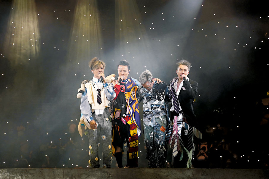 ●C AllStar四子在台上顯得難捨難離。