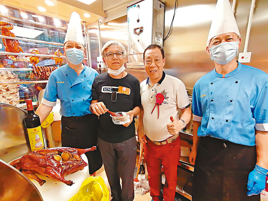 ●黃特平大哥燒味開張，田啟文（中）到來先嚐為快！