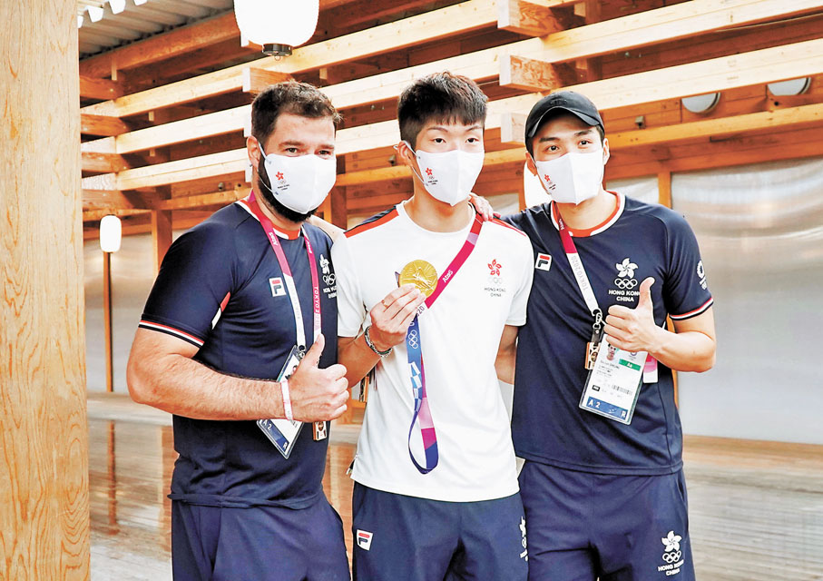 ●左起：教練 Gregory 、張家朗、張小倫。 本報記者郭正謙東京傳真