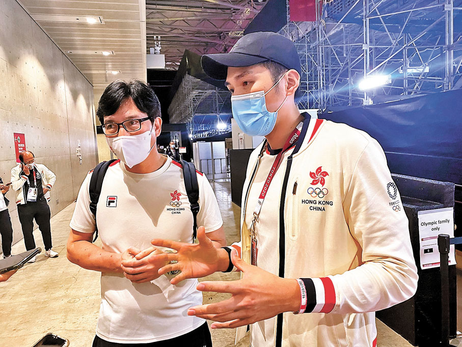 ●香港劍擊隊總教練鄭兆康(左)與隊員張小倫。 本報記者郭正謙東京傳真