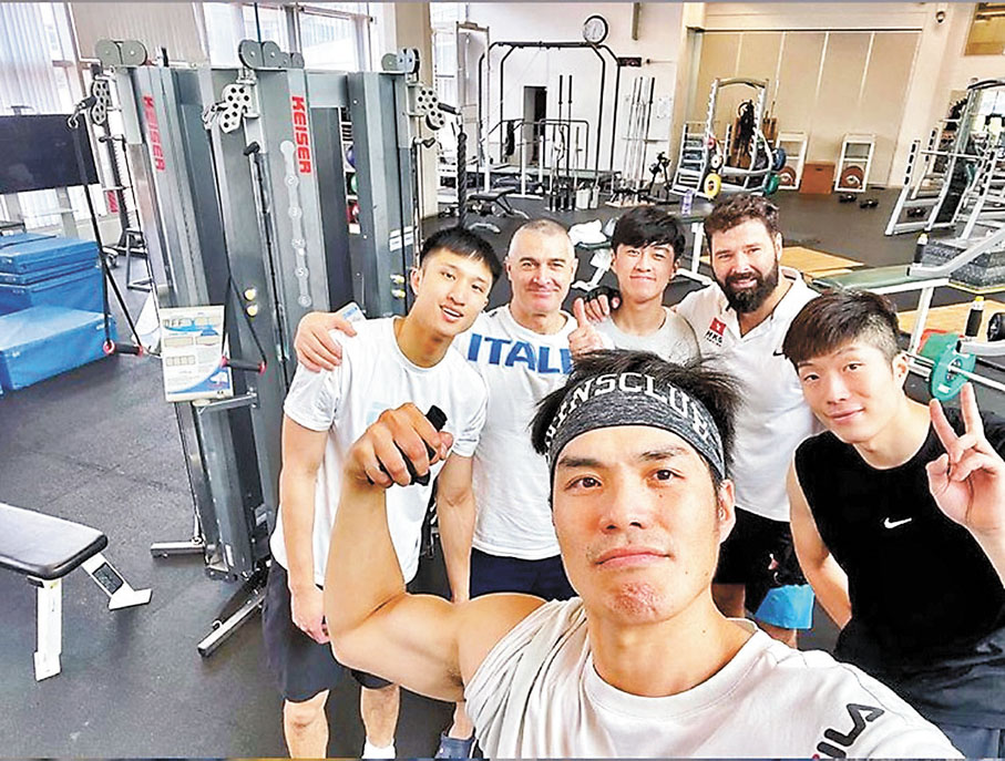 ●體能教練 Maurizio Zomparelli（後排右二）。 ig圖片