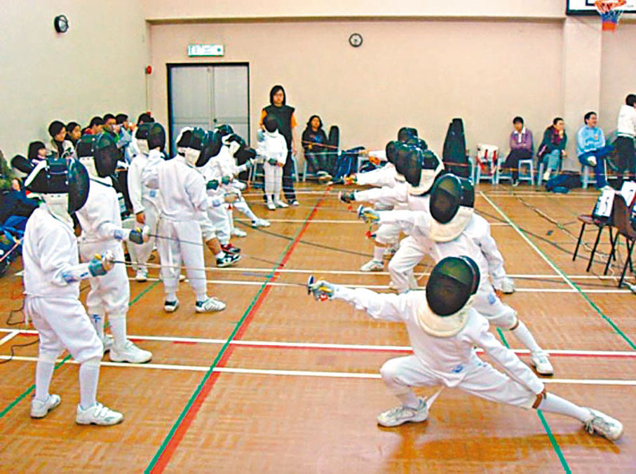 ●學員在黃贊開辦的劍擊學校練習擊劍。 網上圖片