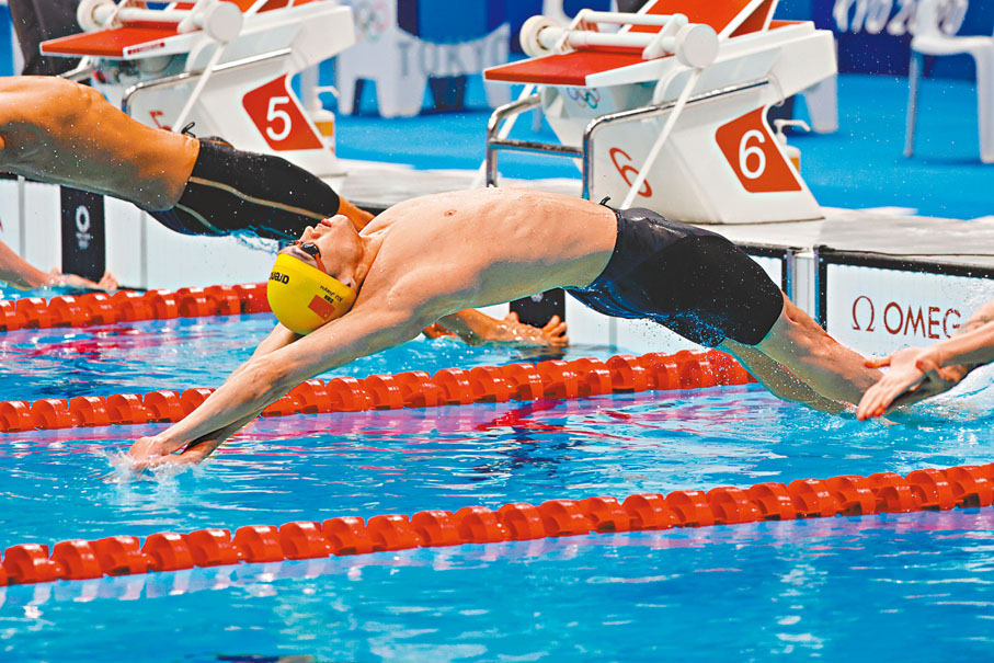 徐嘉余在昨天男子100米背泳決賽以第5名完賽。中新社