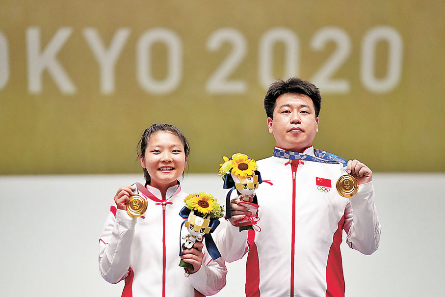 ● 前14輪與對手打和，龐偉(右)和姜冉馨的組合憑藉一輪附加賽獲勝。新華社