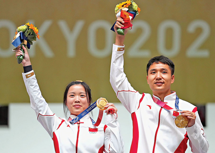 ● 楊倩(左)再添一冠，與楊皓然慶祝奪金。  新華社